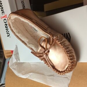 Minnetonka Women's Rose Gold Moccasins